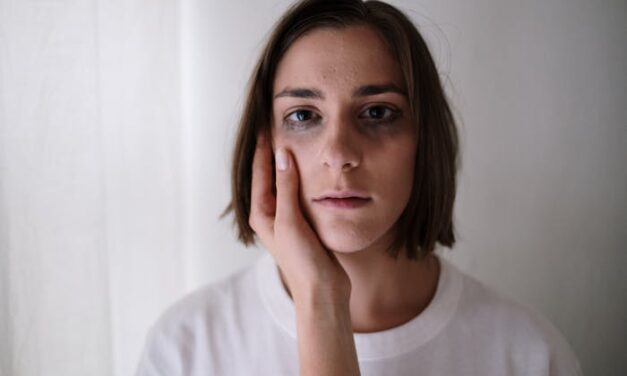 Jak Rozmawiać z Paranoikiem? Poradnik – Osobowość Paranoiczna i Jak Postępować